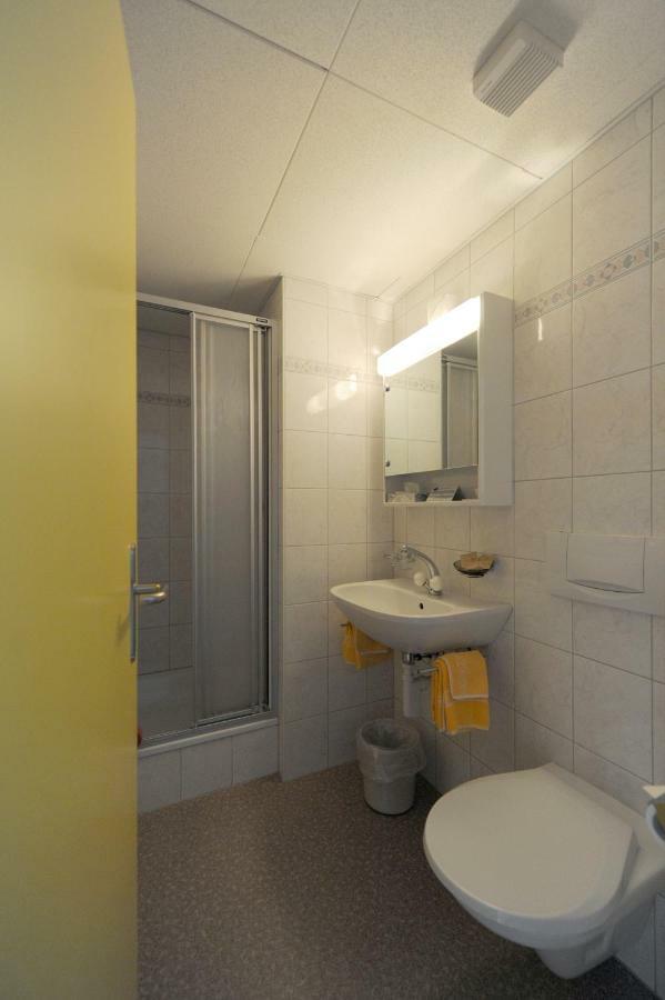 Hotel Krone Budget Lenk Bagian luar foto