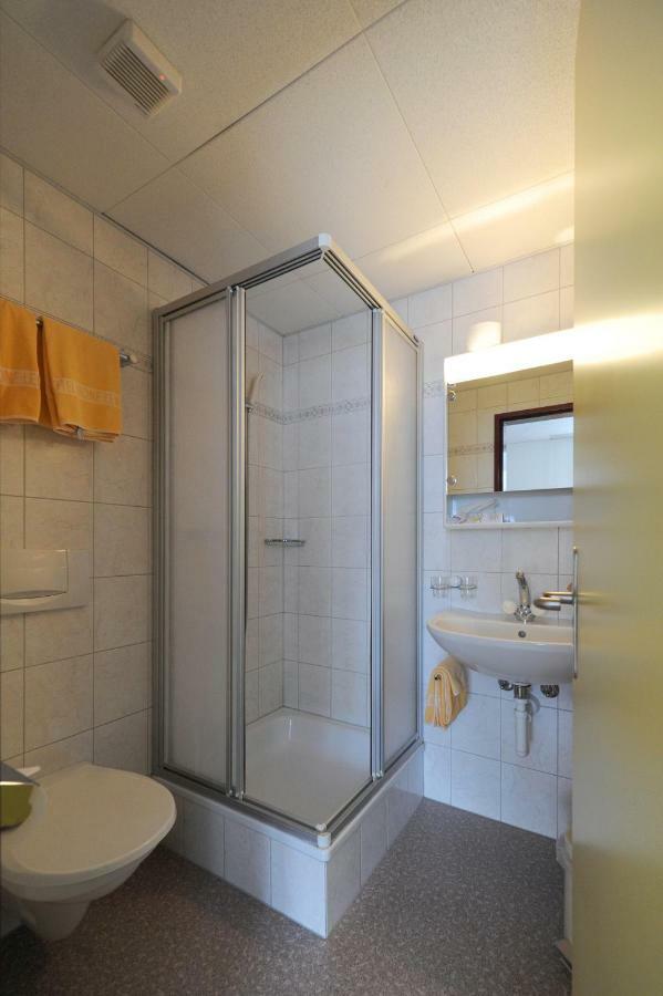 Hotel Krone Budget Lenk Bagian luar foto